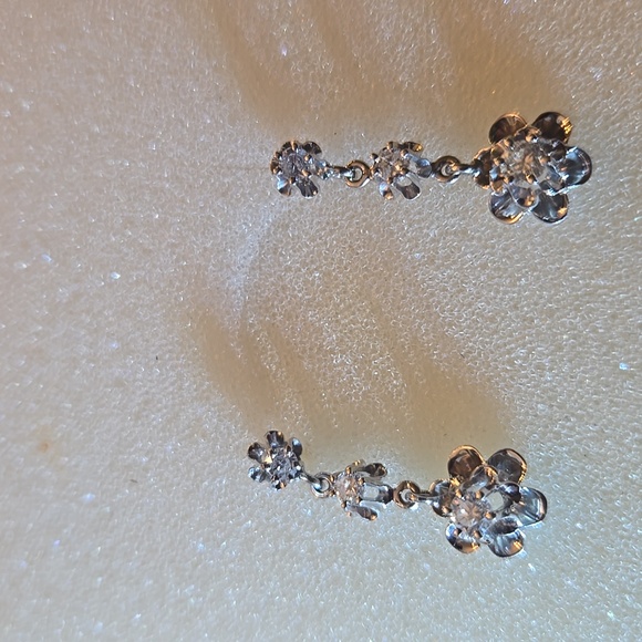 14KT Whitegold diamond dangling earrings with a flower design - Picture 2 of 5